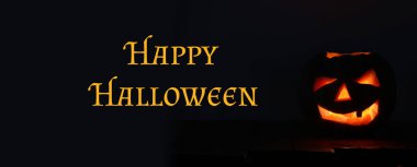 Cadılar Bayramı Balkabağı korkunç koyu arka plan önünde tahta masada. Jack o fener