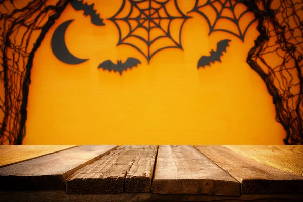 Concept van Halloween vakantie. Lege rustieke tafel voor spider web en vleermuizen achtergrond — Stockfoto