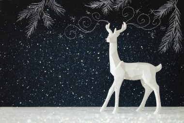 Ahşap masa üzerinde el ile kara tahta arka plan üzerinde beyaz Ren geyiği tebeşir illüstrasyonlar çizilmiş