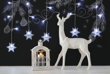 Ahşap masa üzerinde el ile kara tahta arka plan üzerinde beyaz Ren geyiği tebeşir illüstrasyonlar çizilmiş