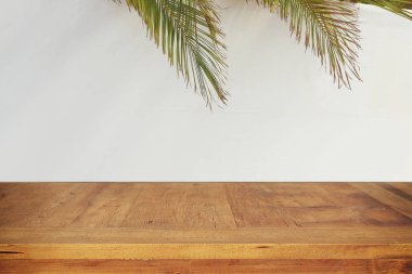 Sukkot Yahudi bayramı. Geleneksel succah (kulübe). Ürün görüntüleme ve sunum için boş ahşap eski tablo