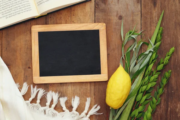 Jüdisches Sukkot-Fest. traditionelle Symbole (die vier Arten): etrog, lulav, hadas, arava — Stockfoto