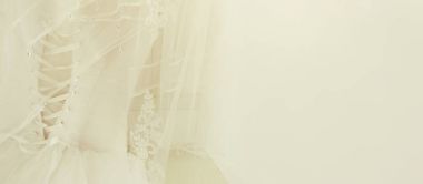 Güzel beyaz gelinlik ve peçe sandalyede