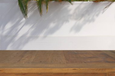 Sukkot Yahudi bayramı. Geleneksel succah (kulübe). Ürün görüntüleme ve sunum için boş ahşap eski tablo