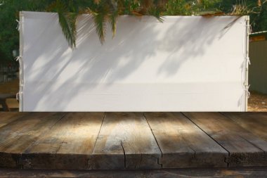 Sukkot Yahudi bayramı. Geleneksel succah (kulübe). Ürün görüntüleme ve sunum için boş ahşap eski tablo