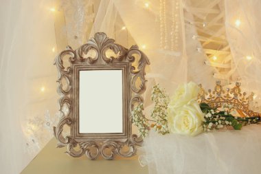 Eski vintage oval ayna ve güzel beyaz gelinlik ve peçe sandalyede altın garland ışıkları ile