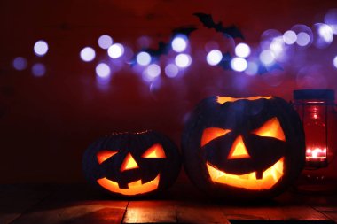 Cadılar Bayramı Balkabağı korkunç koyu arka plan önünde tahta masada. Jack o fener