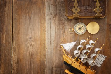 Kolomb Günü kavramı eski gemiye el ahşap arka plan ile