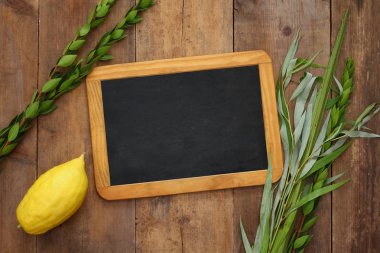 Sukkot Yahudi bayramı. Geleneksel Semboller (dört tür): Etrog, lulav, hadas, arava
