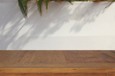 Sukkot Yahudi bayramı. Geleneksel succah (kulübe). Ürün görüntüleme ve sunum için boş ahşap eski tablo