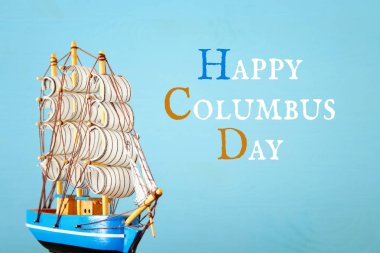 Kolomb Günü kavramı eski gemiye el ahşap arka plan ile