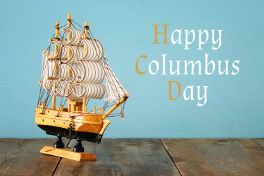 Kolomb Günü kavramı eski gemiye el ahşap arka plan ile