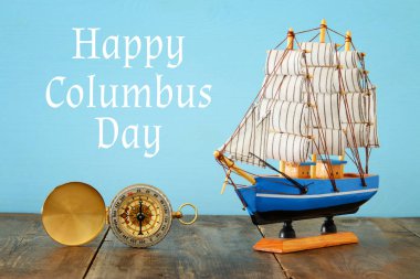 Kolomb Günü kavramı eski gemiye el ahşap arka plan ile