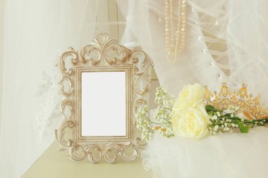 Eski vintage oval ayna ve güzel beyaz gelinlik ve peçe sandalyede