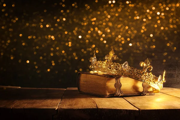 Lage sleutel van queen/king kroon op oude boek. Vintage gefilterd. Fantasy-Middeleeuwen — Stockfoto