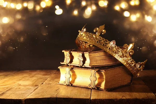 Low key of beautiful queen / king crown on old books. Vintage filtered. Фантазия средневековья — стоковое фото