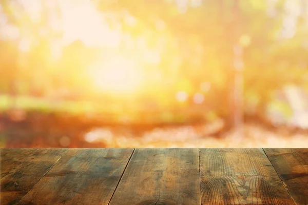 Empty table in front of blurry autumn background. Ready for product display montage — Stock Photo, Image