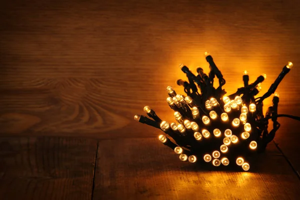 크리스마스 나무 소박한 바탕에 따뜻한 금 화 환 조명. 필터링 된 이미지 — 스톡 사진