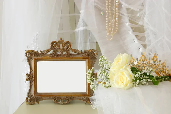 Antiguo espejo oval vintage y hermoso vestido de novia blanco y velo en silla —  Fotos de Stock