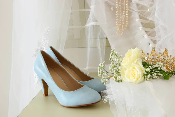 Mooie witte bruiloft jurk en sluier op stoel — Stockfoto