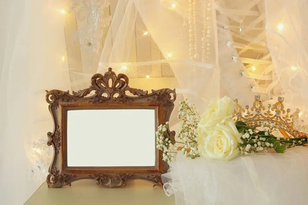 Vieux miroir ovale vintage et belle robe de mariée blanche et voile sur chaise avec guirlande d'or lumières — Photo