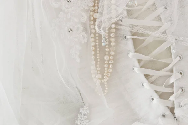 Bellissimo abito da sposa bianco e velo sulla sedia — Foto Stock