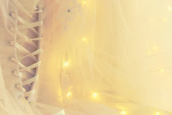 Красивое белое свадебное платье и вуаль на стуле с гирляндами — стоковое фото