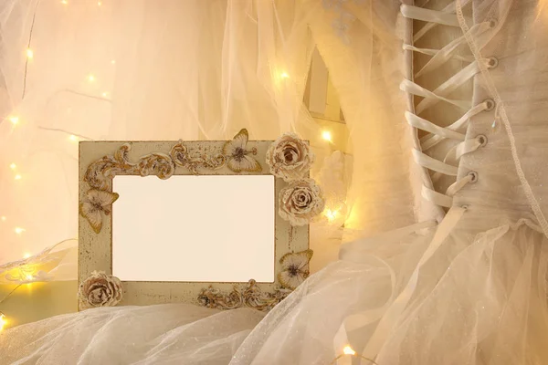 Eski vintage oval ayna ve güzel beyaz gelinlik ve peçe sandalyede altın garland ışıkları ile