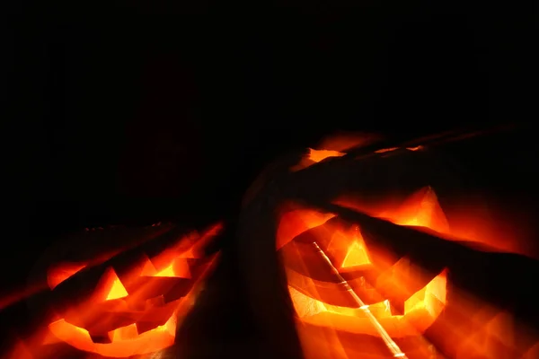 Хэллоуин тыква на деревянном столе перед жутким темным фоном. Фонарь Джека — стоковое фото