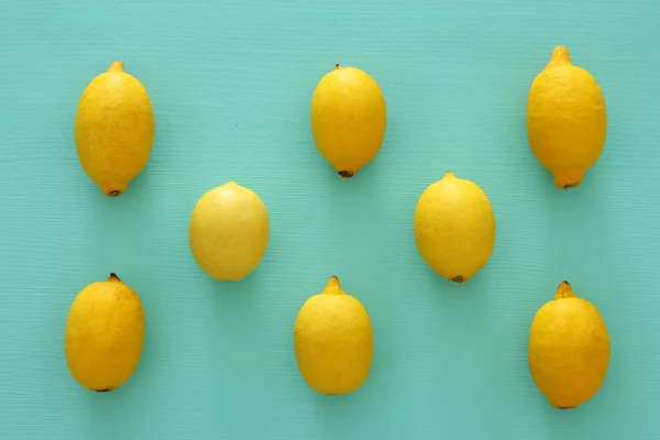 Vue de dessus des citrons frais sur fond de bois bleu — Photo