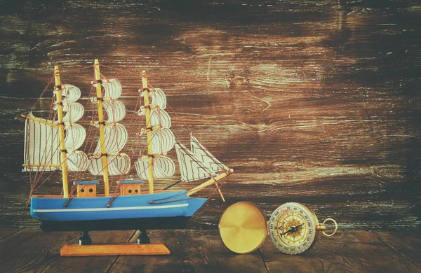 Kolomb Günü kavramı eski gemiye el ahşap arka plan ile