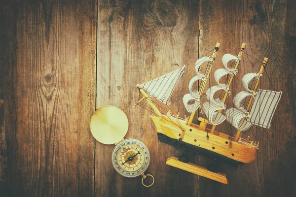 Columbus day koncept s starých lodí přes dřevěné pozadí — Stock fotografie