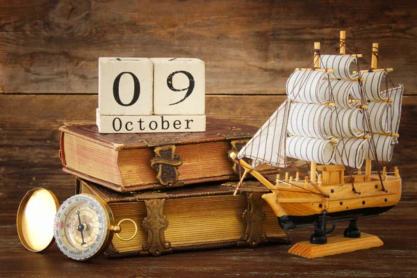 木製の背景に古い船のコロンブス記念日コンセプト — ストック写真
