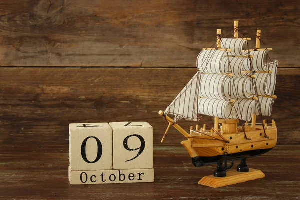 Columbus day koncept med gamla skepp över trä bakgrund — Stockfoto