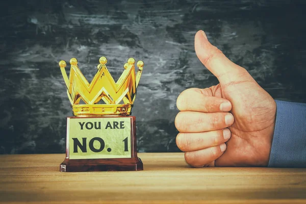 İşadamı el gösteri zafer ya da kazanan ilk yer için büyük ödül ödül yanında