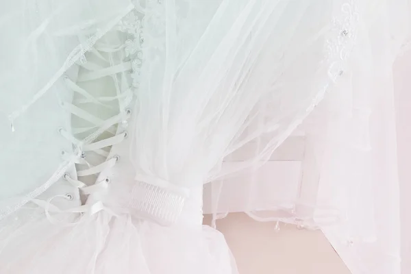 Vestido de noiva branco bonito e véu na cadeira — Fotografia de Stock