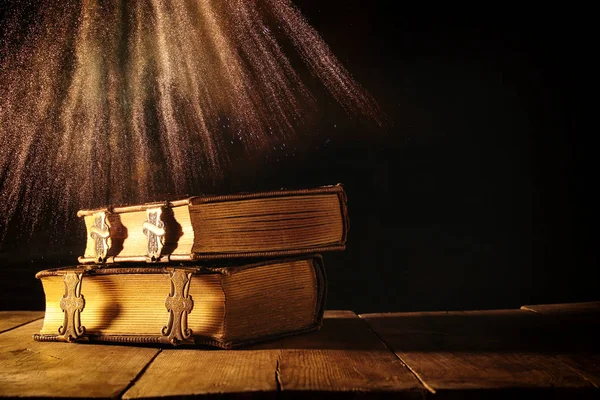 Libros antiguos, con broches de latón. fantasía época medieval y concepto religioso — Foto de Stock