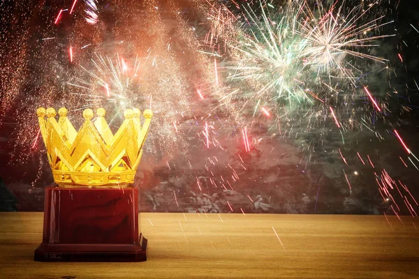 Tahta masanın üzerinde altın taç resmi