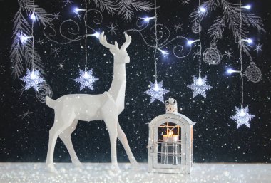 Kara tahta arka plan whith el üzerinde ahşap masa üzerinde beyaz Ren geyiği tebeşir illüstrasyonlar çizilmiş