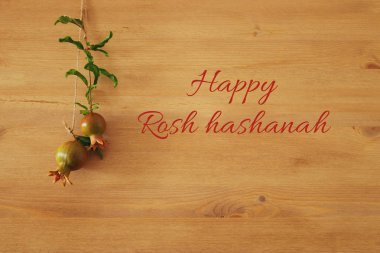 Rosh hashanah (jewesh yeni yıl tatili) kavramı - nar ahşap arka plan üzerinde. Geleneksel sembolü