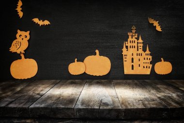 Cadılar Bayramı tatil arka plan önünde boş rustik tablo. Rea