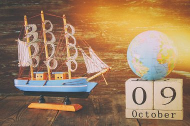 Kolomb Günü kavramı eski gemiye el ahşap arka plan ile
