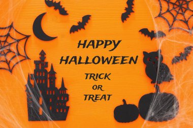 Cadılar Bayramı tatil kavramı üstten görünüm sahne. Eski kale, cadı, yarasalar üzerinde ahşap siyah bachground