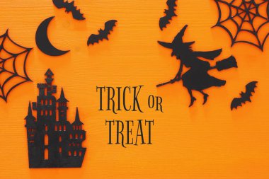 Cadılar Bayramı tatil kavramı üstten görünüm sahne. Eski kale, cadı, yarasalar üzerinde ahşap siyah bachground