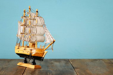 Kolomb Günü kavramı eski gemiye el ahşap arka plan ile