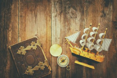 Kolomb Günü kavramı eski gemiye el ahşap arka plan ile