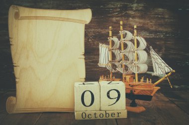 Kolomb Günü kavramı eski gemiye el ahşap arka plan ile