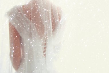 Rüya gibi soyut ve bulanık arka plan arkadan gelinlik ile güzel gelin