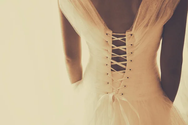 Красивая невеста со свадебным платьем и вуалью, сзади — стоковое фото