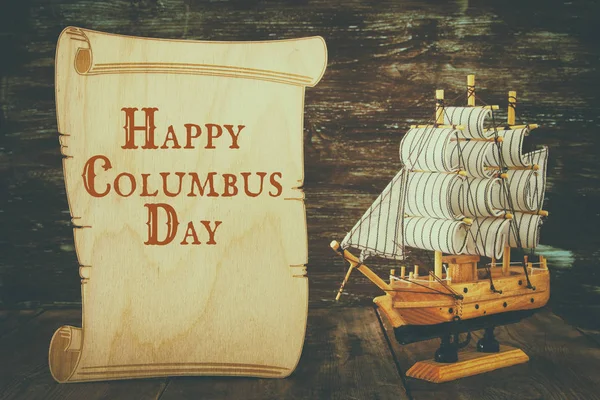 Kolomb Günü kavramı eski gemiye el ahşap arka plan ile
